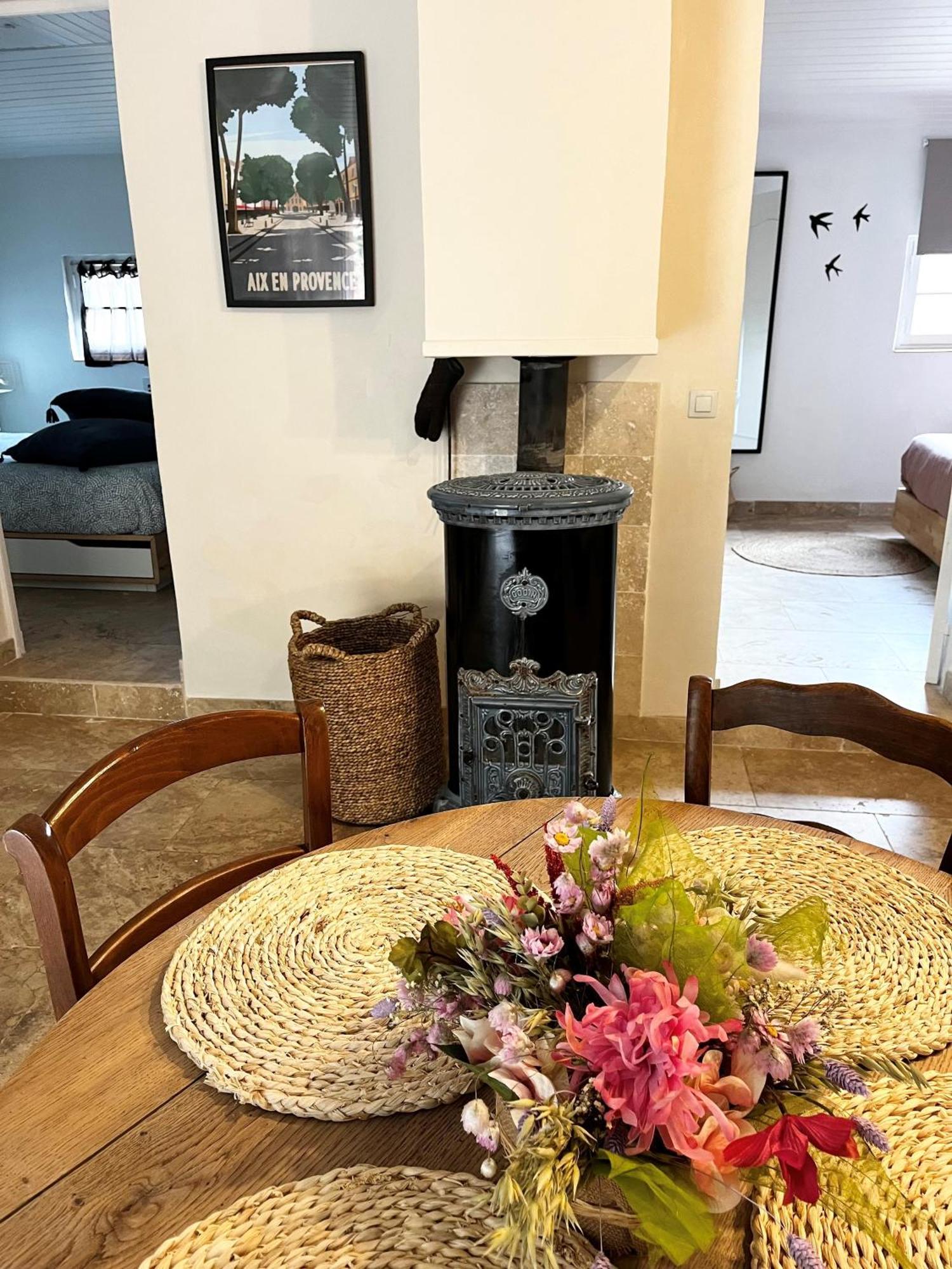 Maison Provencale Au Calme De La Campagne Avec Jacuzzi Aix-en-Provence Esterno foto